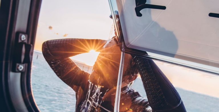 Wassersystem Wohnmobil- Mann duscht am Strand mit Außendusche