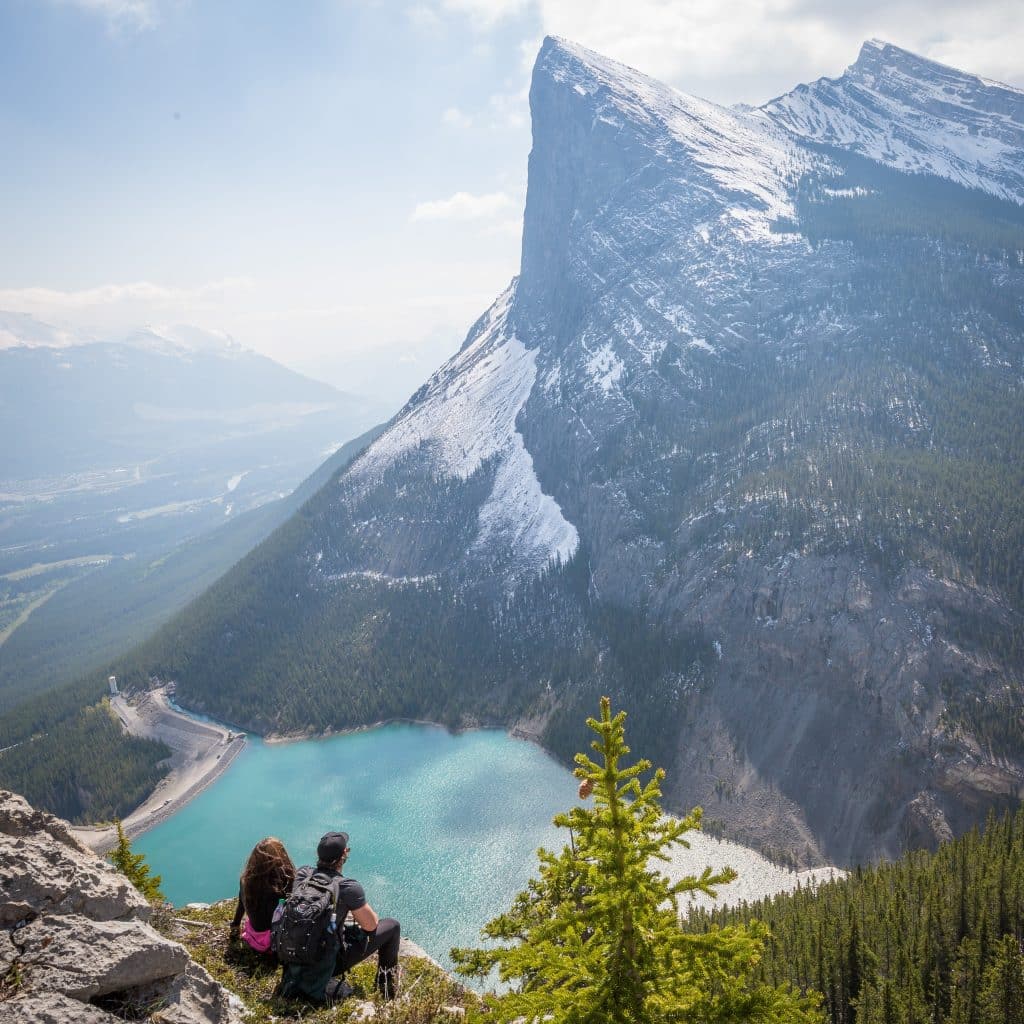 Campingplatz nur für Erwachsene - Pärchen mit Blick auf ein Bergpanorama