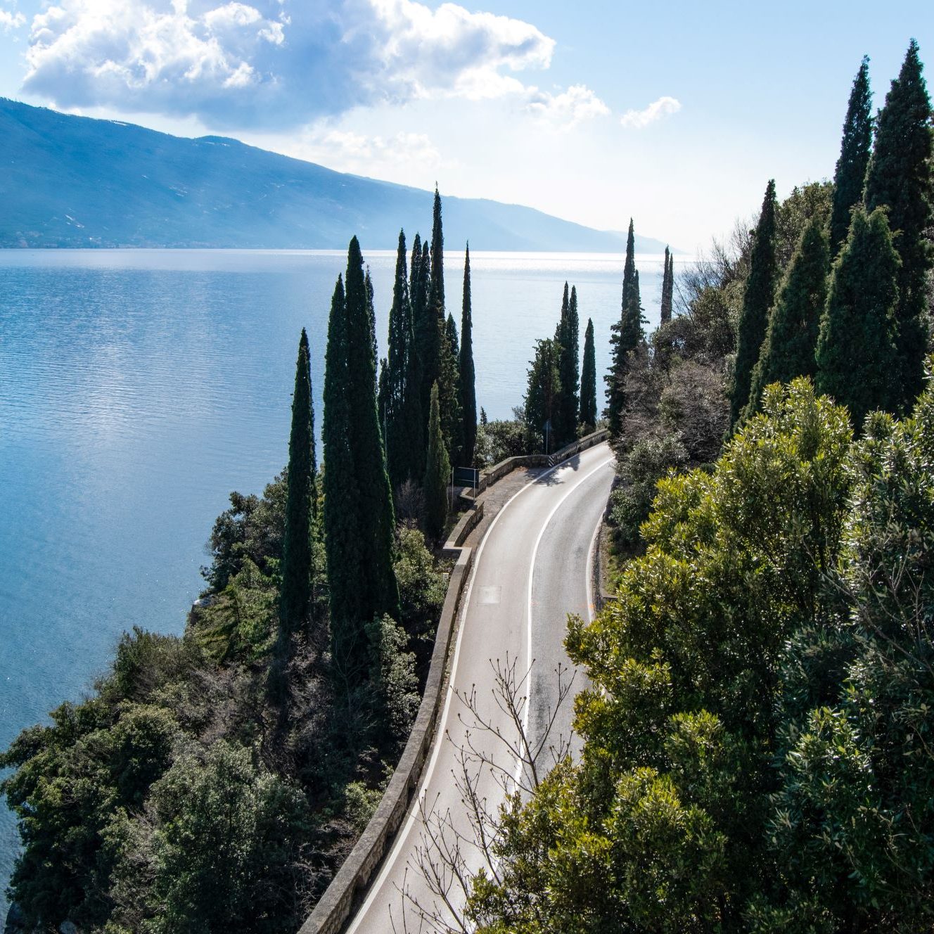 5 Sterne Camping Gardasee - Straße am See entlang.