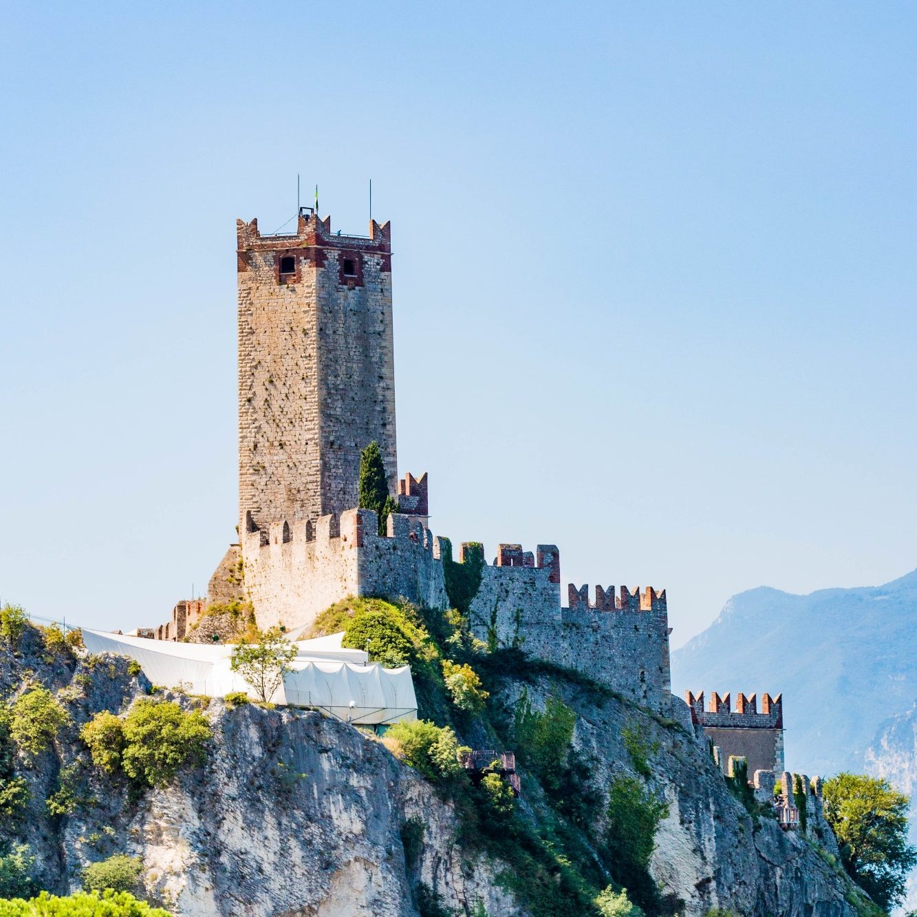 5 Sterne Camping Gardasee - Turm auf Berg