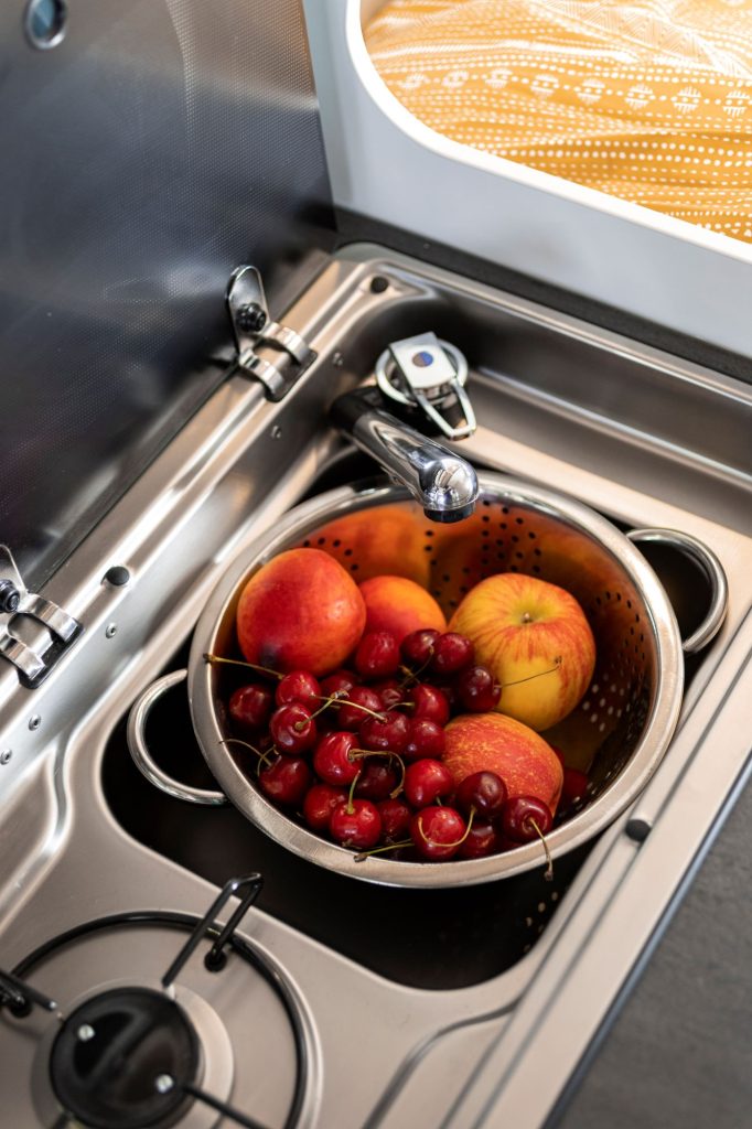 Obstschale in der Spüle im Wohnmobil