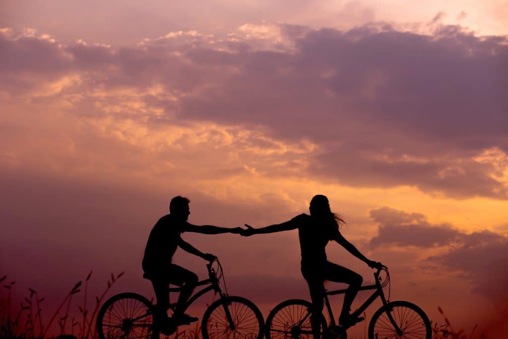 Campingplatz nur für Erwachsene - Radtour zu zweit im Sonnenuntergang