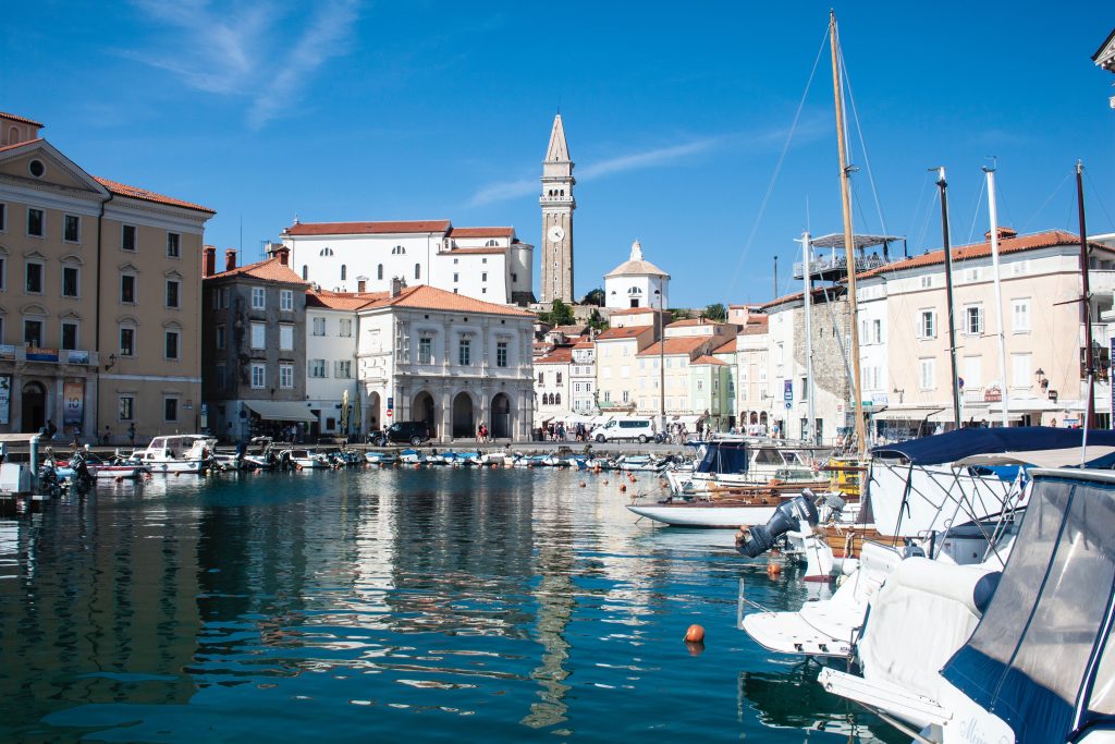 Slowenien mit dem Wohnmobil - Piran Boote und Häuser im Hintergrund