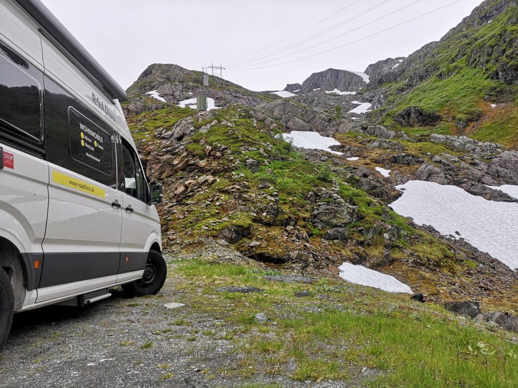 Naturcamping Lüneburger Heide - Seitlicher Blick auf ein ROADfans-Wohnmobil mit Bergen im Hintergrund.