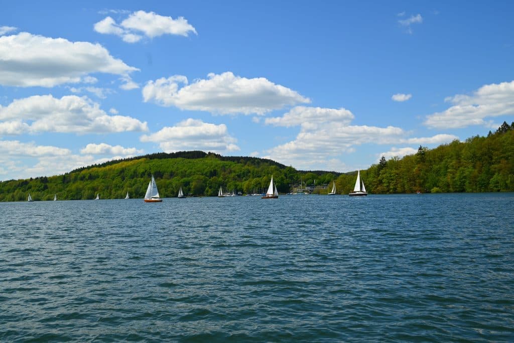 Camping Sauerland - Viele Segelboote auf dem Biggesee. 