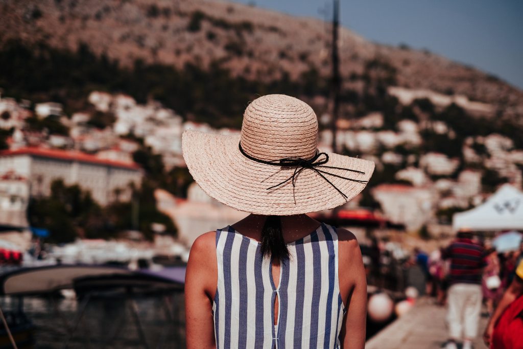 Glamping Kroatien - Frau blickt auf die kroatische Küstenlandschaft 