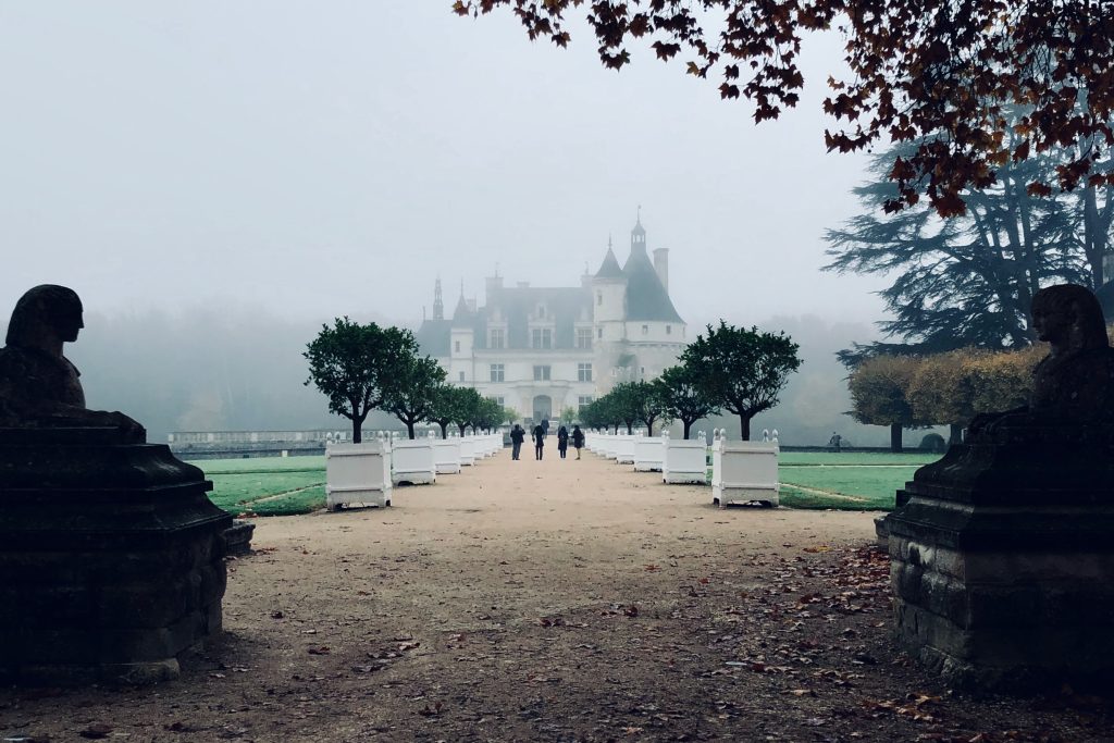 Camping im Herbst - Anwesen mit einem Schloss und vernebelter Sicht