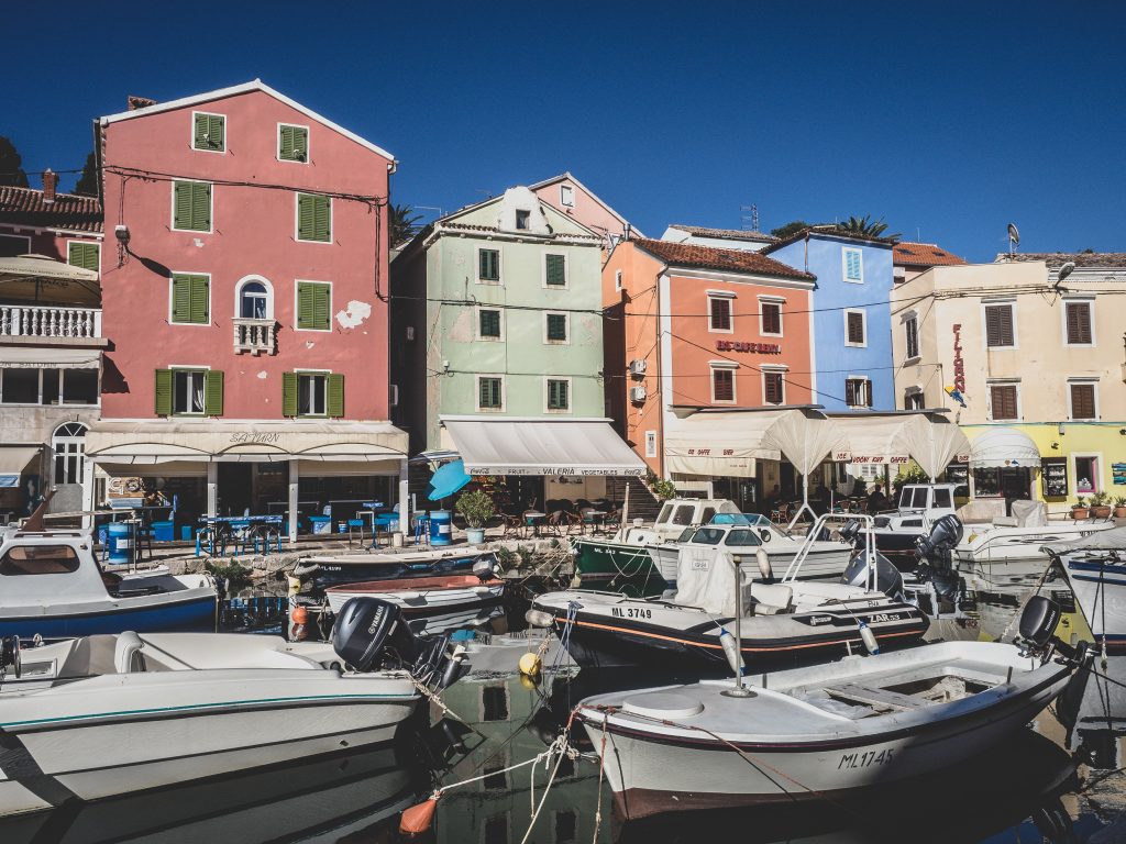 Glamping Kroatien - Blick auf den Hafen und kleine Boote