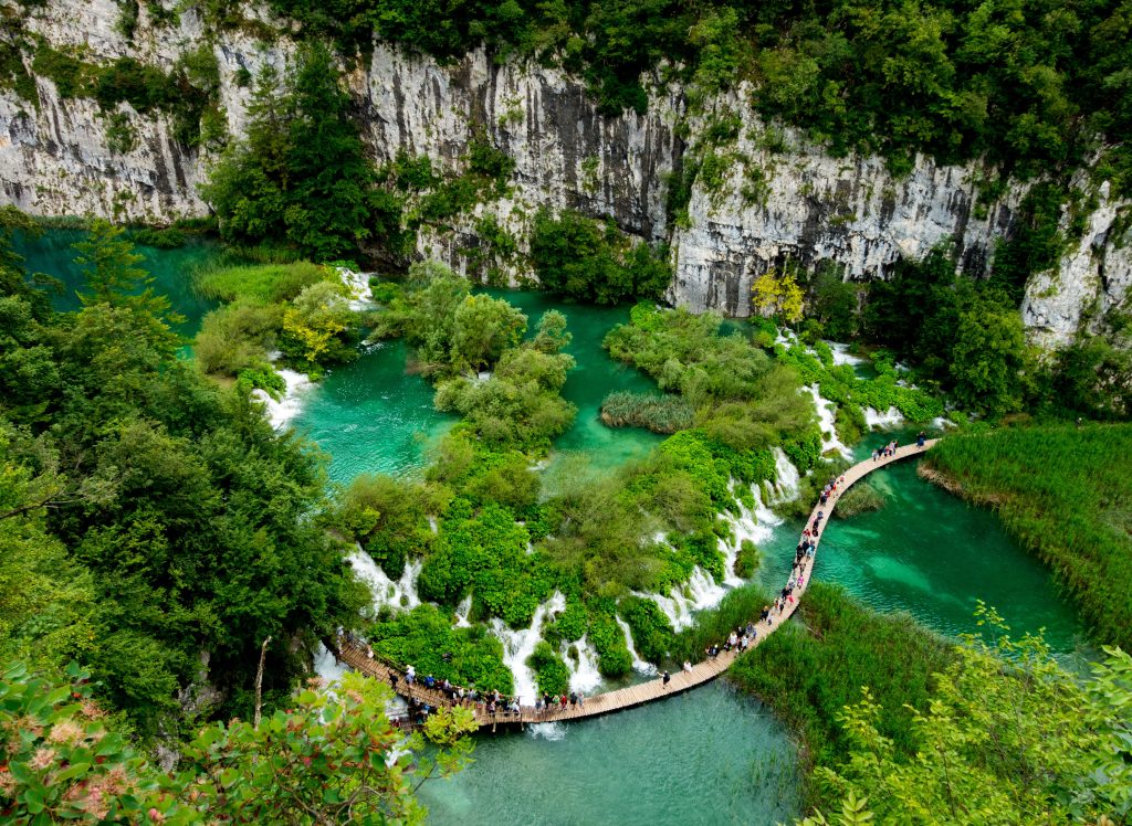 Glamping Kroatien - Naturlandschaft mit türkisen Seen und Sandsteinklippen 