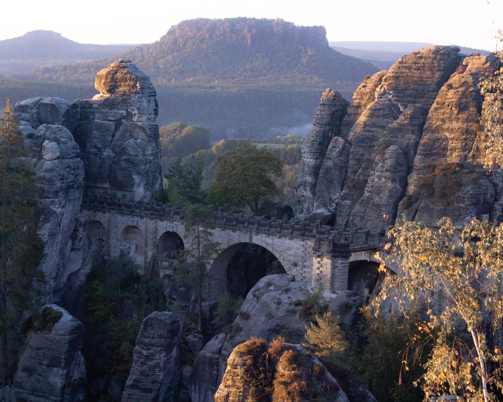 Camping Sächsische Schweiz - eine Steinbrücke durch die charakteristischen Felsen der Sächsischen Schweiz 