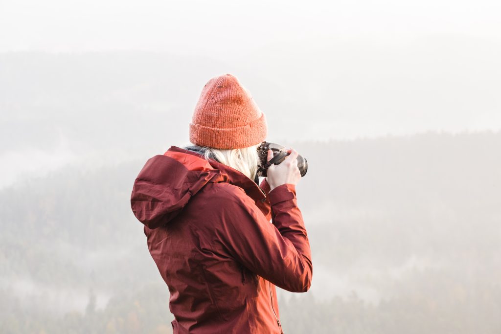 Camping Sächsische Schweiz - Frau macht ein Foto von der Landschaft 