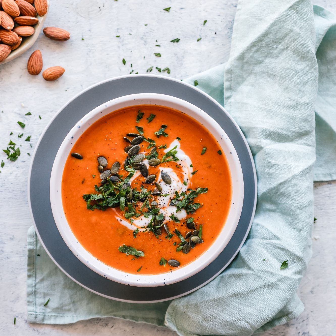 Kürbissuppe mit Kürbiskernen und Petersilie garniert