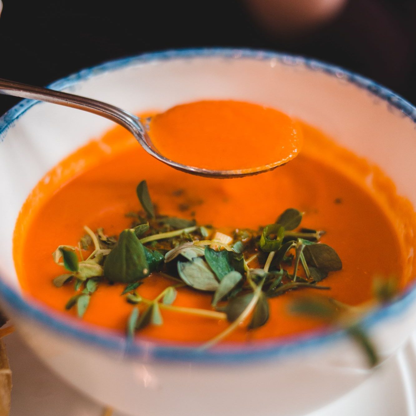 Kürbissuppe wird aus Schale gelöffelt