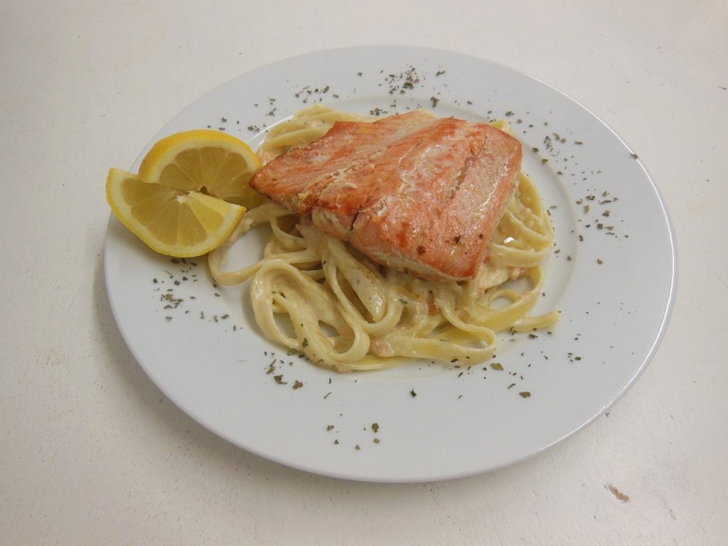 Winter Rezepte - Blick auf einen Teller mit Nudeln und Lachs.