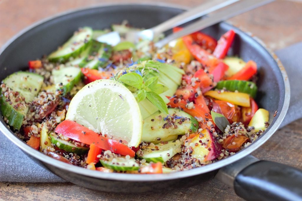 Winter Rezepte - Blick auf eine Schüssel mit Quinoa und verschiedenem Gemüse.