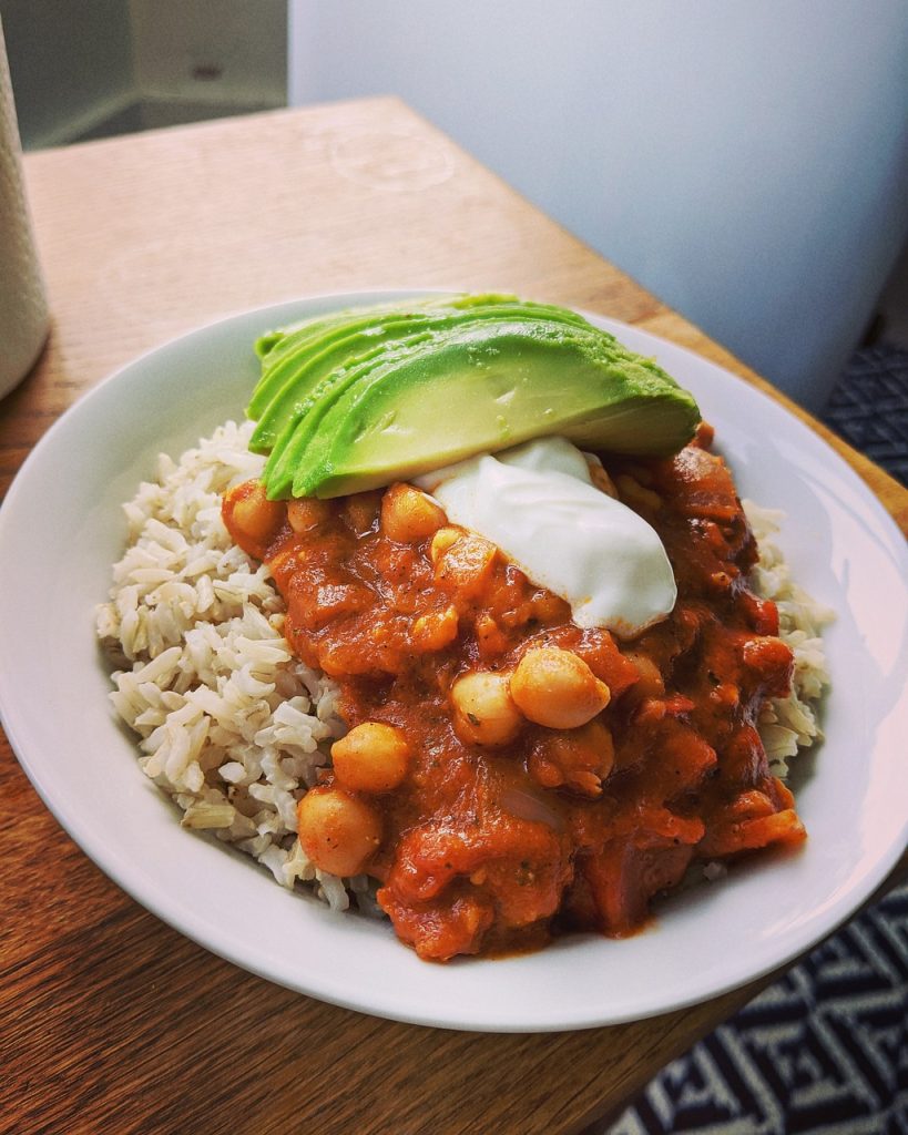 Winter Rezepte - Blick auf einen Teller voll mit Reis, Kichererbsen und Curry.