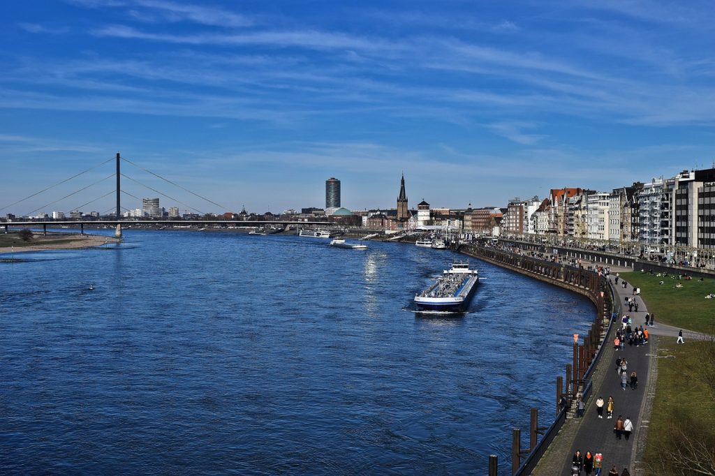 Campingplätze am Fluss - Blick auf den Rhein und die Promenade. 