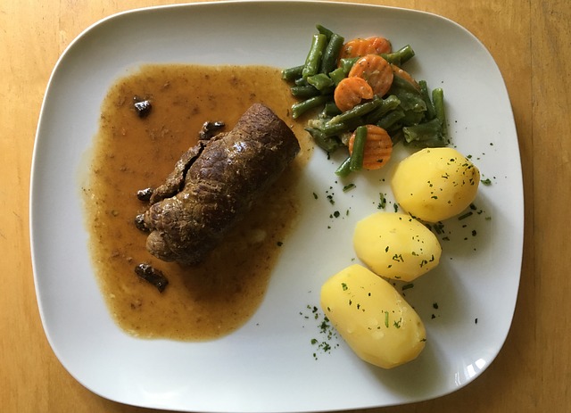 Winter Rezepte - Blick auf einen Teller mit Kartoffeln, Gemüse und einer Rinderroulade.