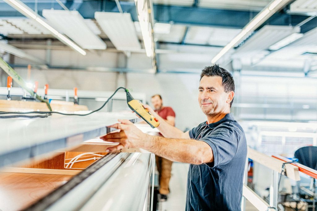 Wohnmobil Solaranlage prüfen - Blick auf einen Arbeiter in der ROADfans-Werkstatt.