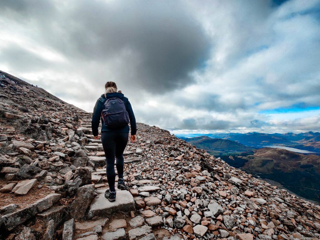 Campingplätze Schottland - Frau besteigt den Ben Nevis