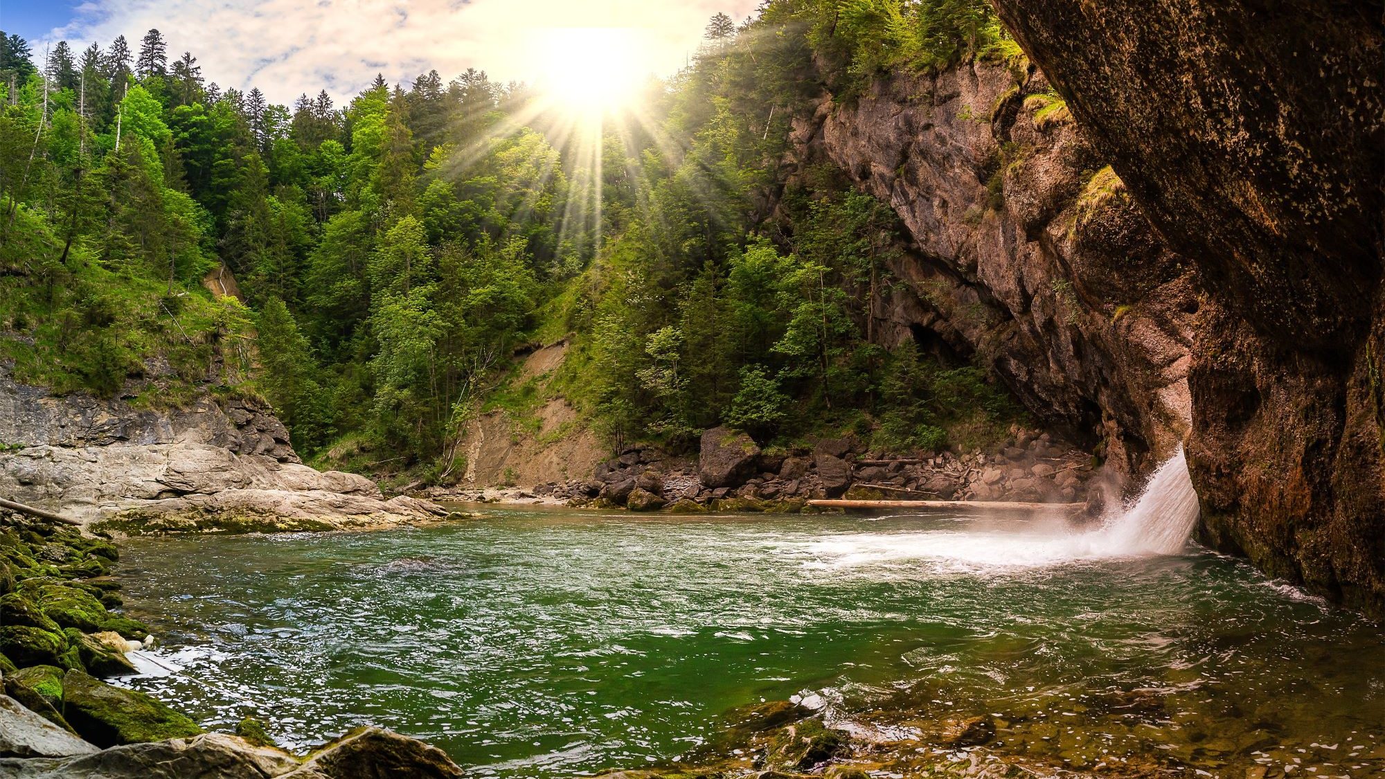 Wasserfall fließt in See