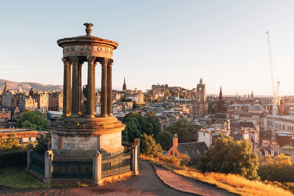 Campingplätze Schottland - Edinburgh im Sonnenuntergang von oben 