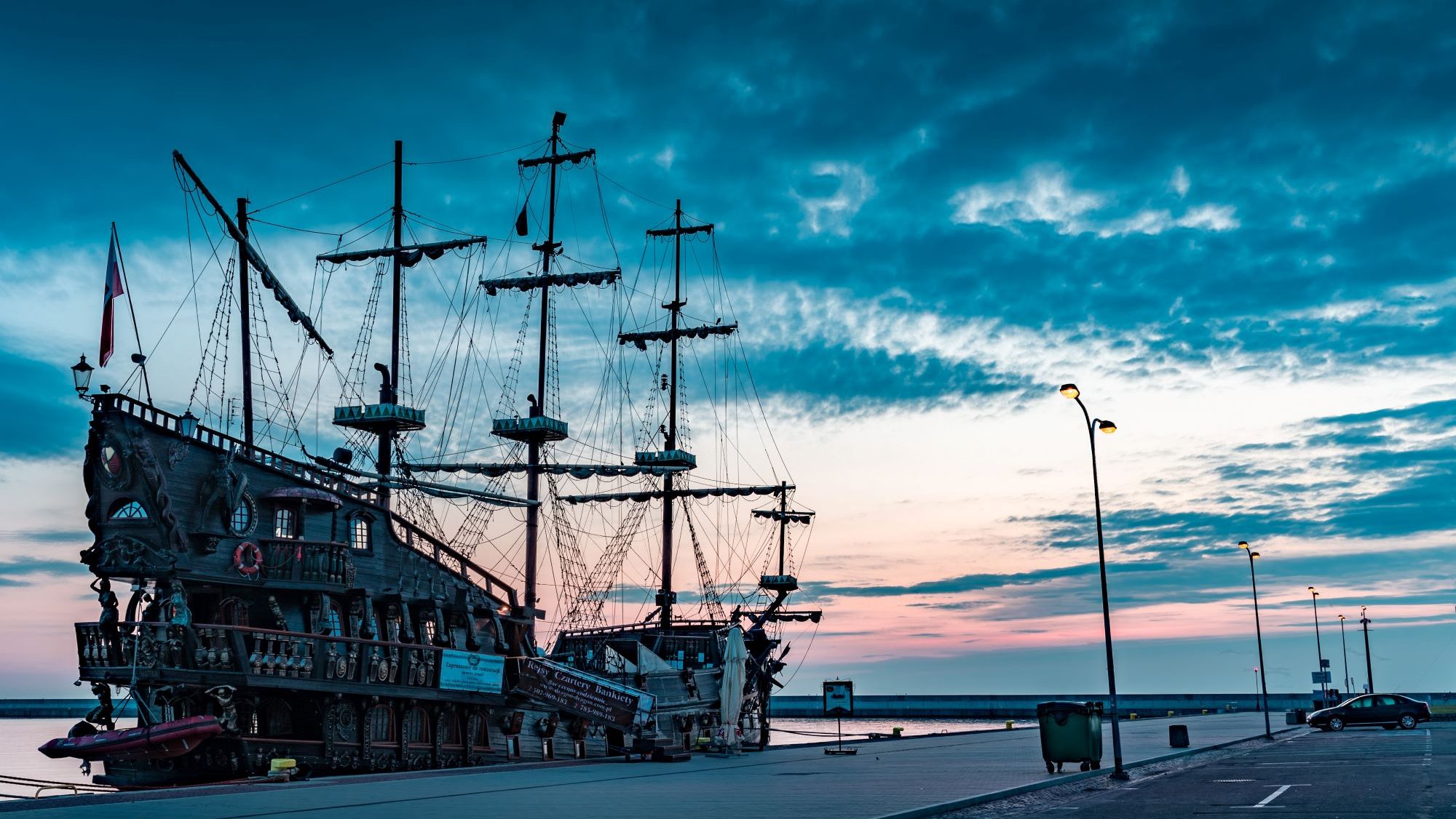 Hafen mit einem alten Kriegsschiff