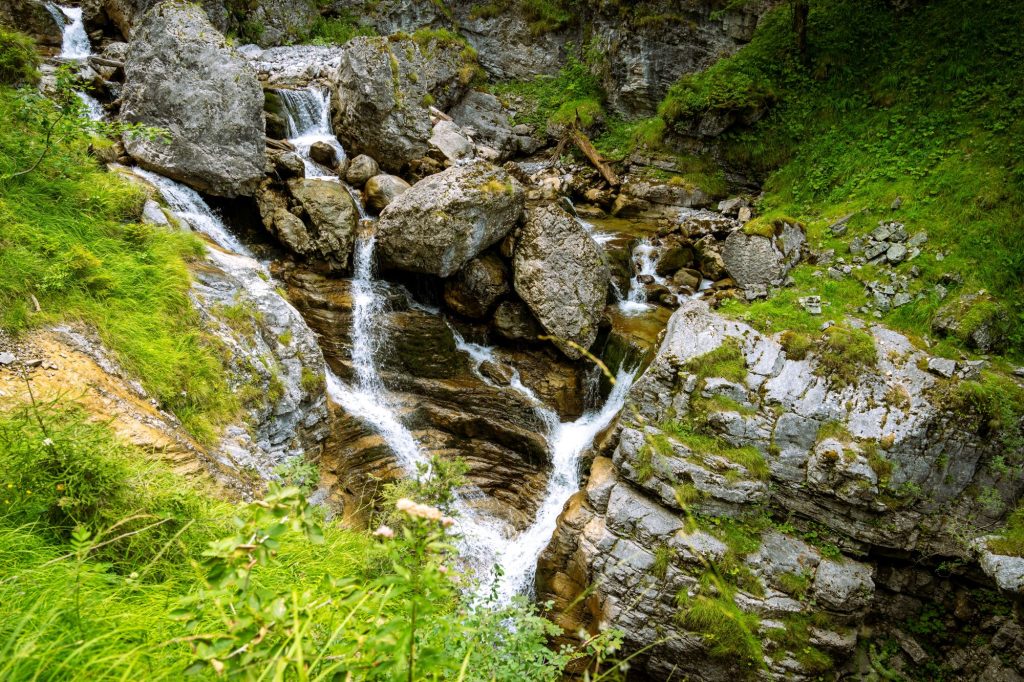 Wasserfall und Felsen