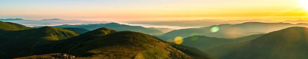 Hügellandschaft bei Sonnenaufgang