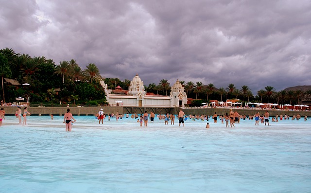 Campingplätze Teneriffa - Blick auf den Siam Park mit Menschen im Wasser im Vordergrund.