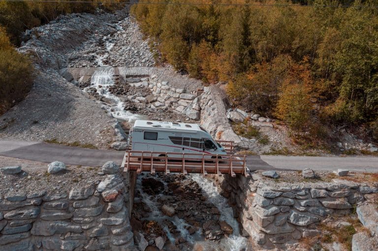 Wasserfälle Deutschland- Wohnmobil fährt über eine Brücke.