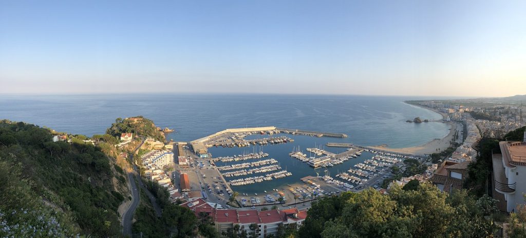 Camping Costa Brava - Vogelperspektive auf die Stadt Blanes mit dem Meer im Hintergrund.