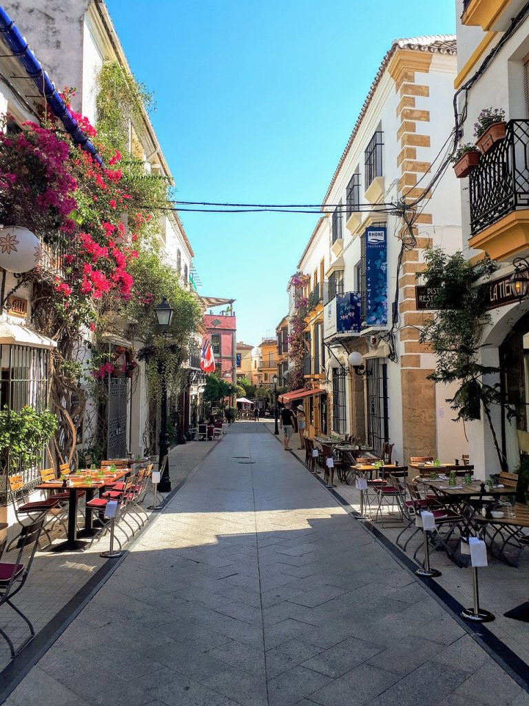 Camping Marbella - Blick auf eine Gasse in Marbella.