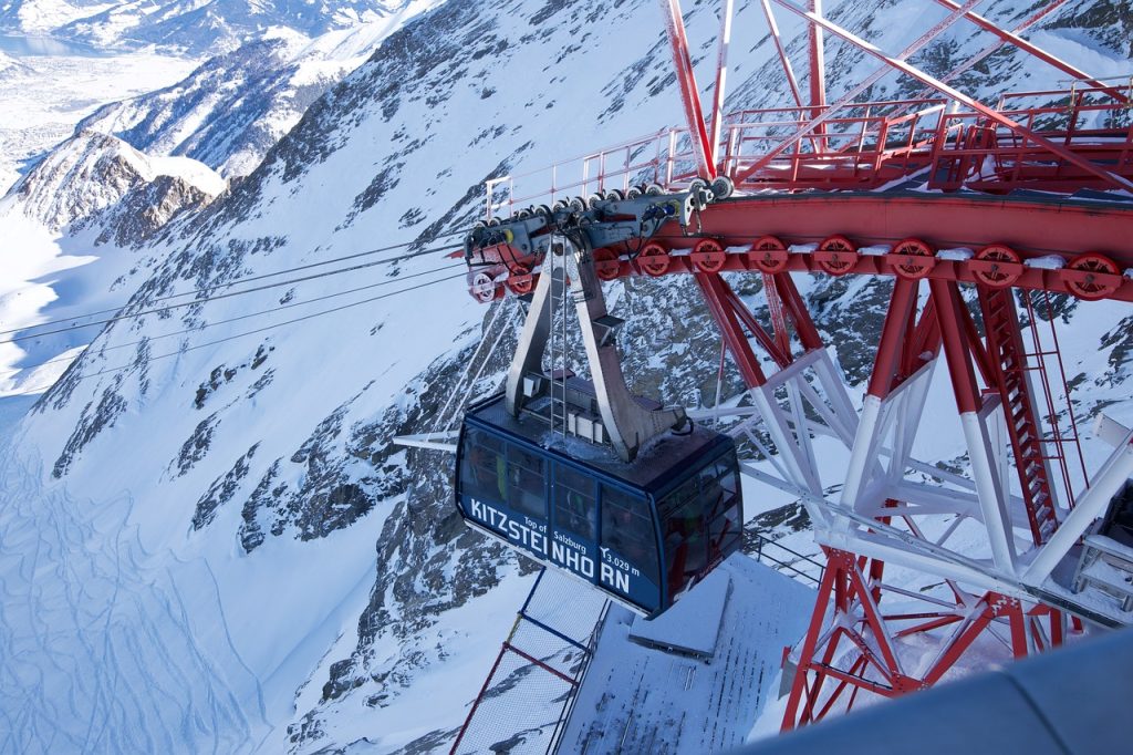 Wintercamping Skigebiet Österreich - Blick auf eine Seilbahn im Skigebiet Kitzsteinhorn.