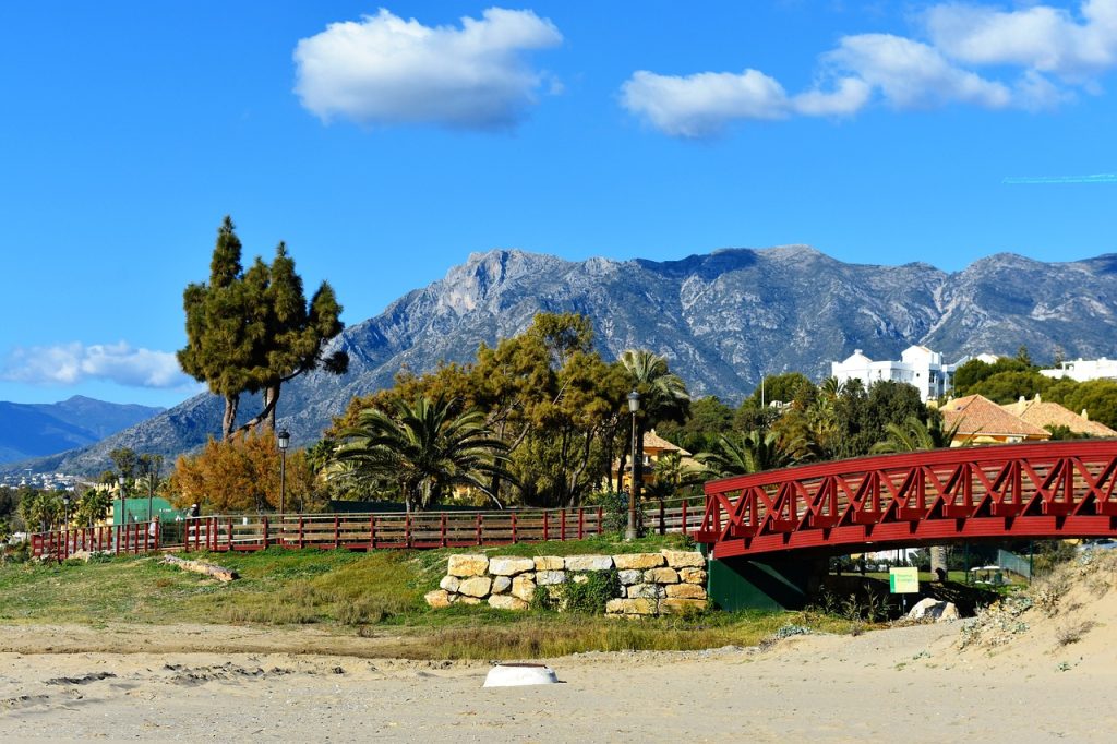 Camping Marbella - Blick auf die Landschaft in Marbella mit Bergen im Hintergrund.