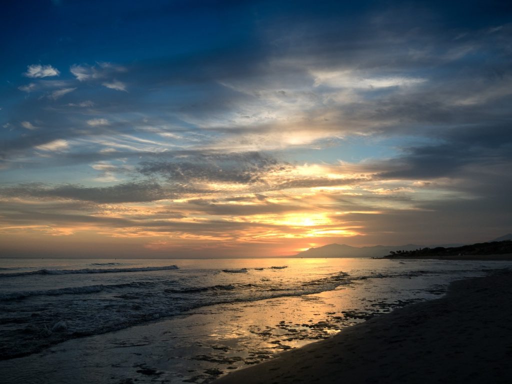 Camping Marbella - Blick auf den Sonnenuntergang am Playa de Cabopino.