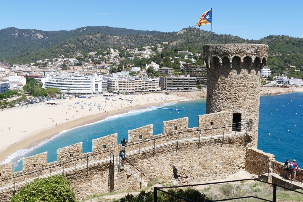 Camping Costa Brava - Vogelperspektive auf die Burg von Tossa de Mar und dem Strand im Hintergrund.