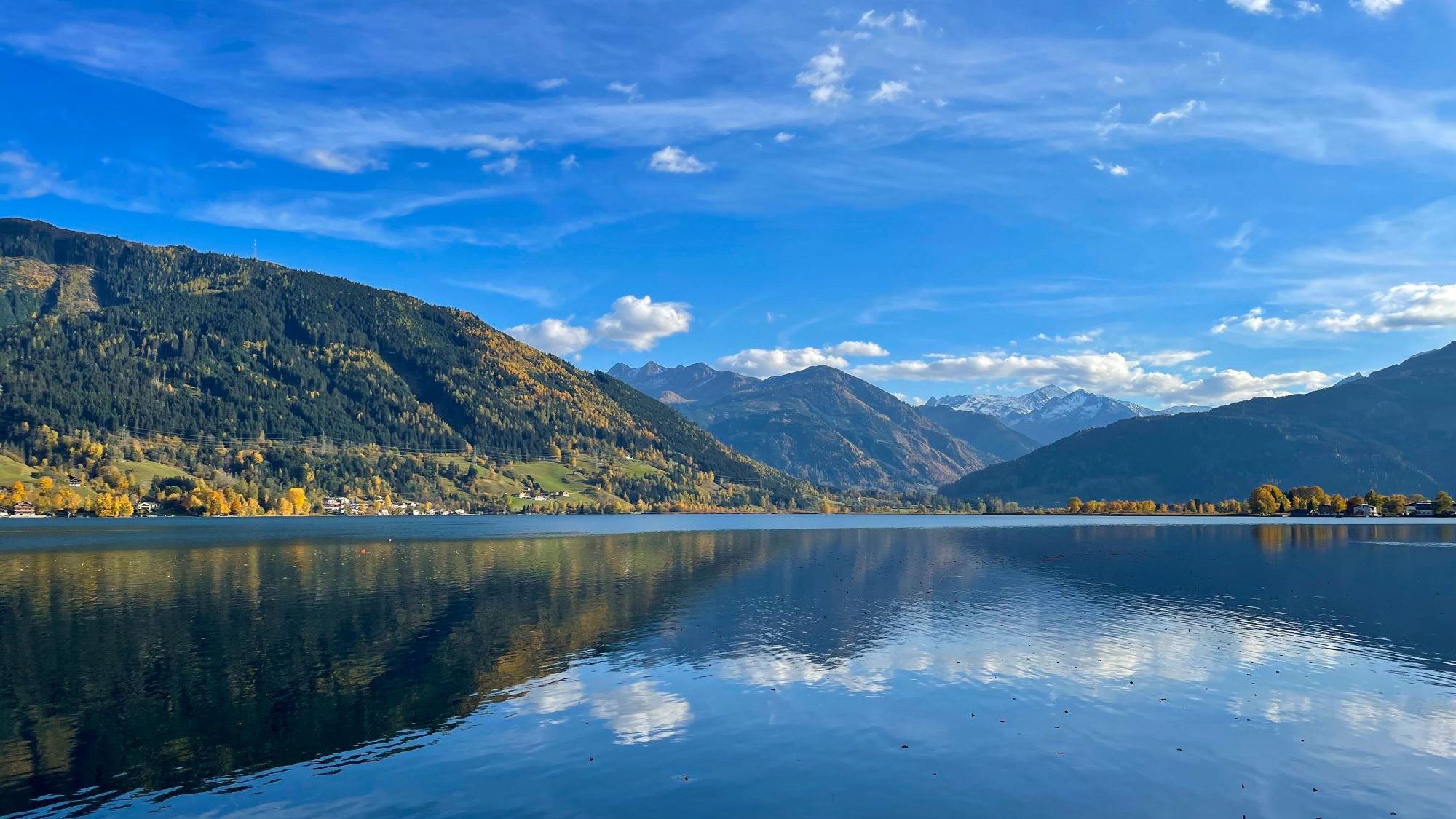 See in Österreich mit Bergen im Hintergrund