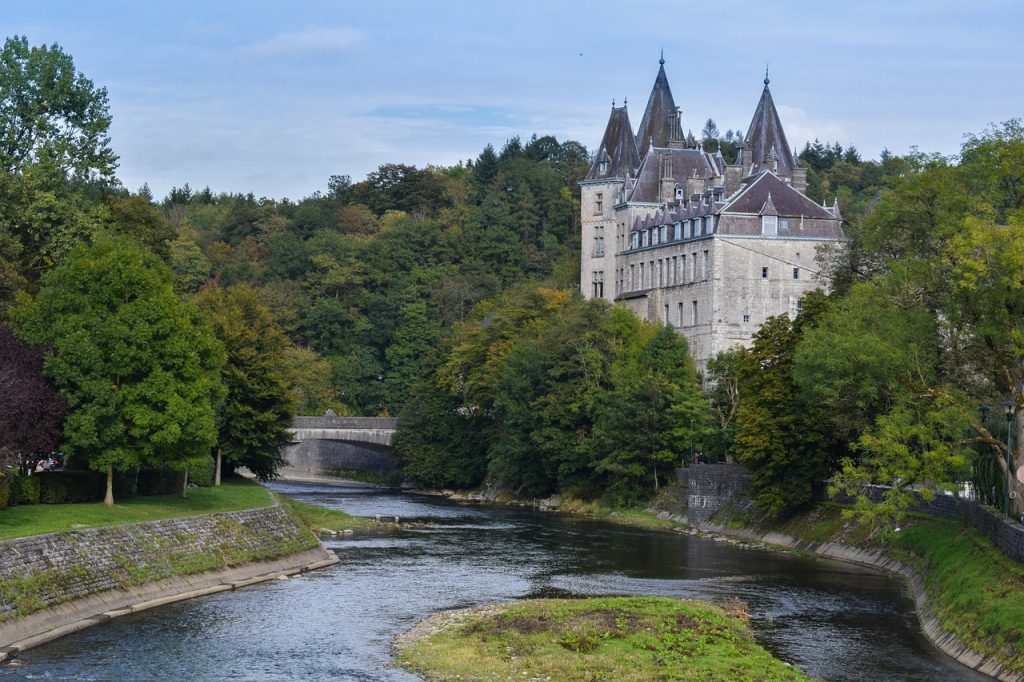 Brückentage 2024 NRW - Blick auf das 
Dorf Durbuy.