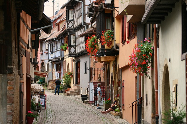 Brückentage 2024 NRW - Blick auf eine Gasse in Eguisheim.