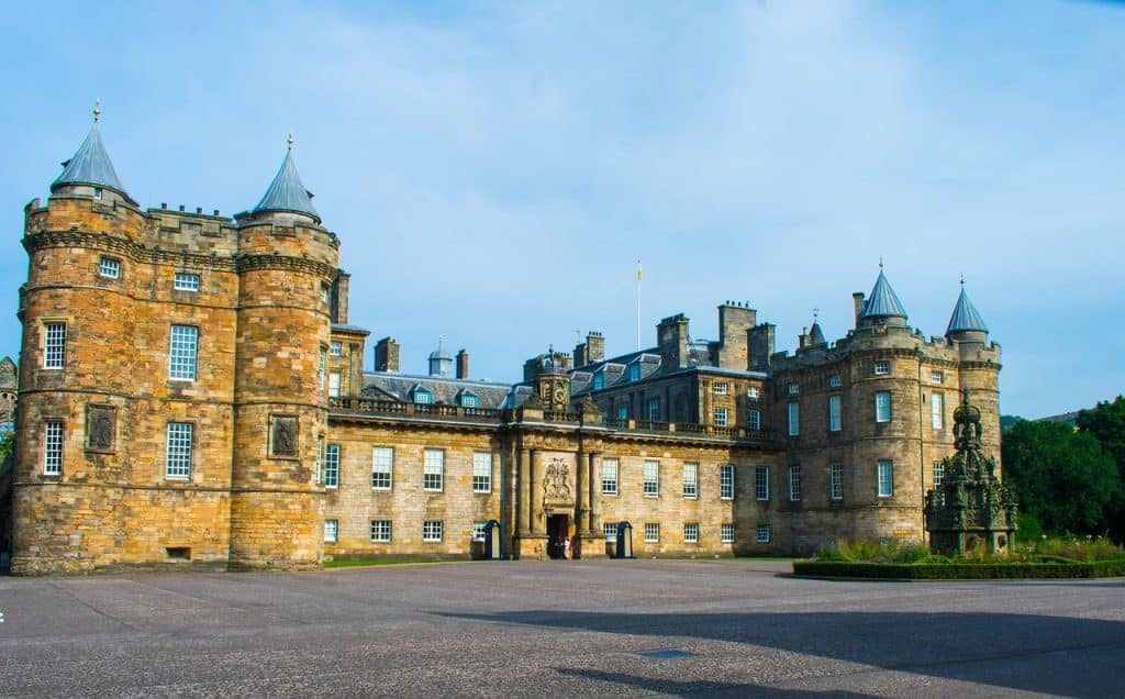 Camping Edinburgh - Blick auf das Holyrood Palace.