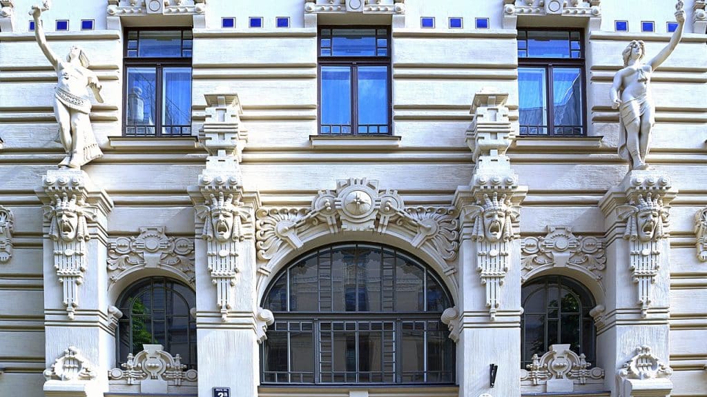 Campingplätze Lettland - Blick auf eine Jugendstil Fassade in Riga.