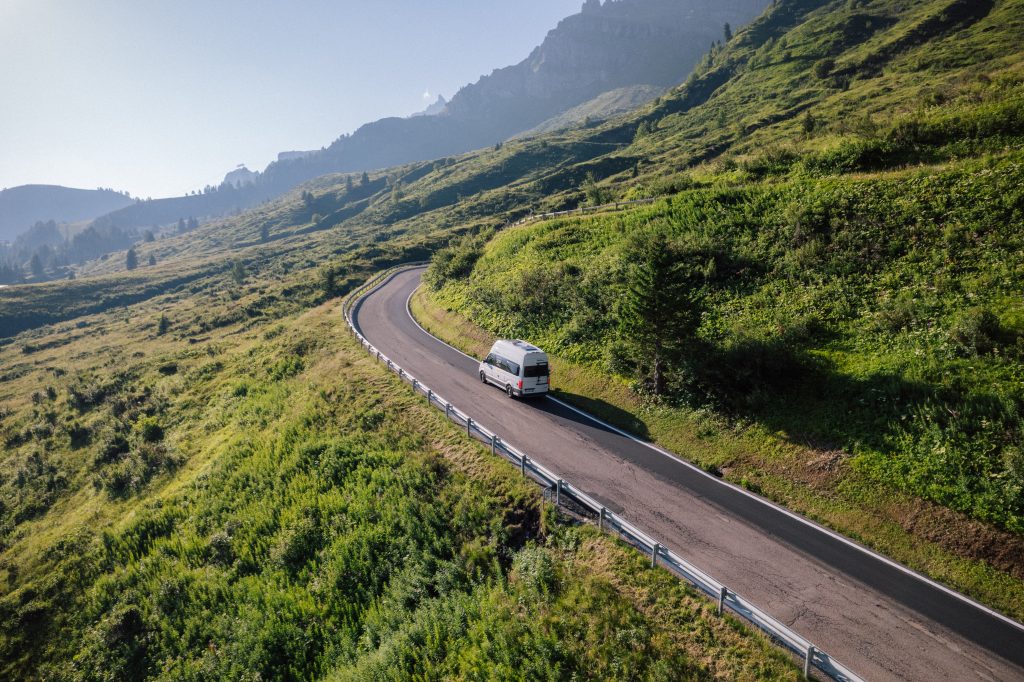 Wildcampen Strafen - Blick auf ein fahrendes Wohnmobil mitten in der Natur.