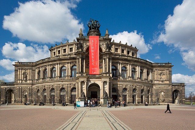 Brückentage 2024 Berlin - Blick auf die Semperoper in Dresden.